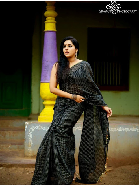 Telugu TV Actress Rashmi Gautam Photo Shoot In Black Saree 4